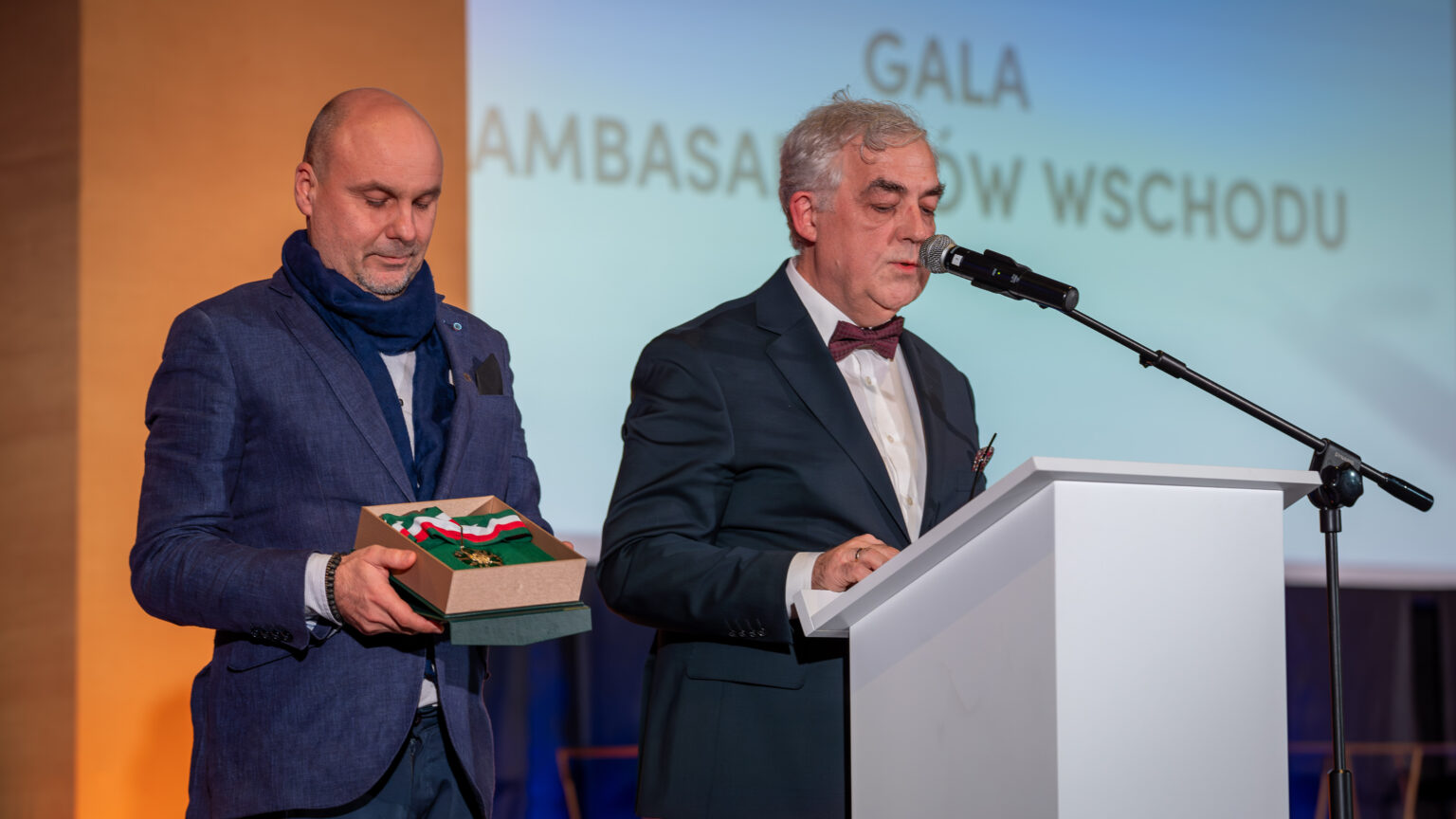 Mężczyzna przy mikrofonie