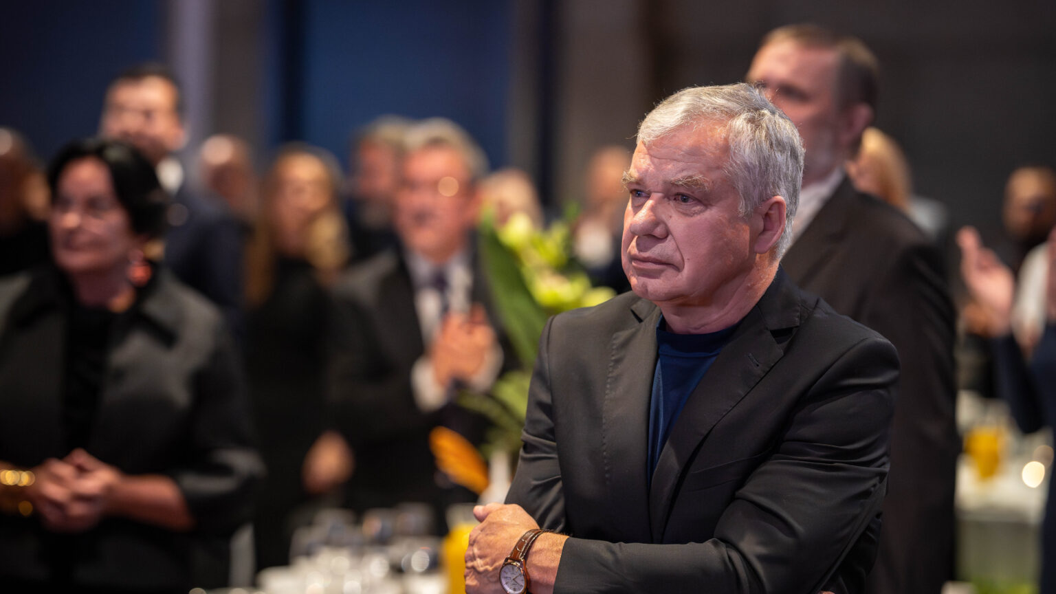 Mężczyzna. W tle grupa ludzi