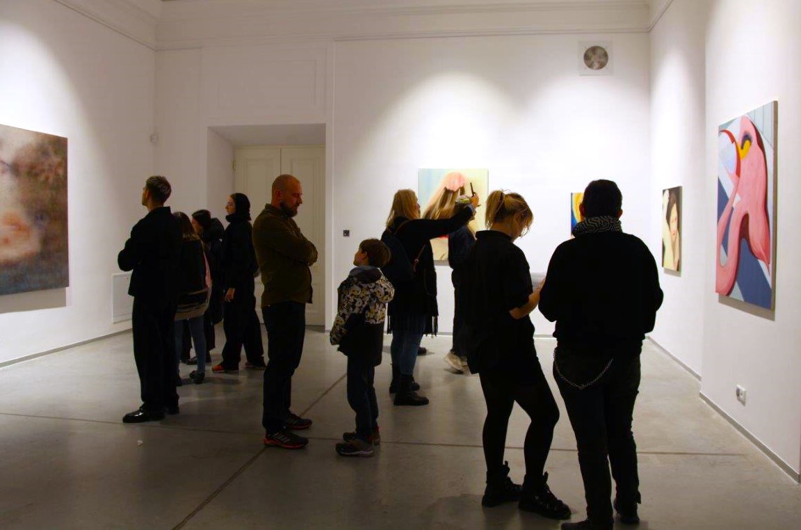 Zwiedzający wystawę w przestrzeni galerii