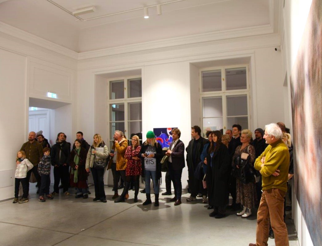 Duża grupa osób w przestrzeni gaelerii