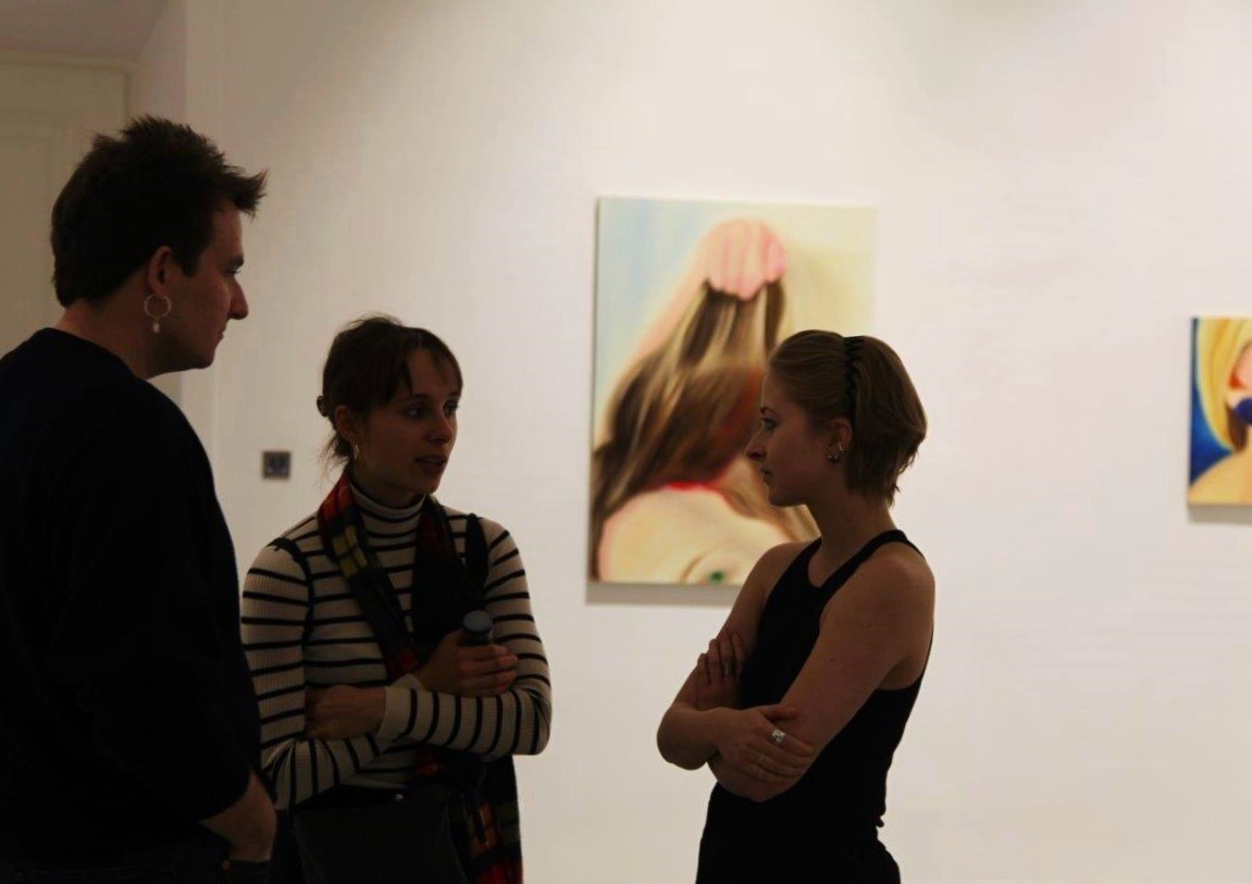 Osoby zwiedzające. Obraz w tle