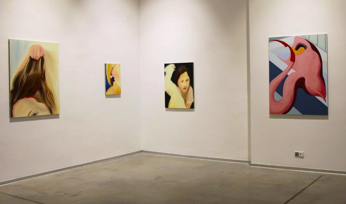 Obrazy na ścianie galerii