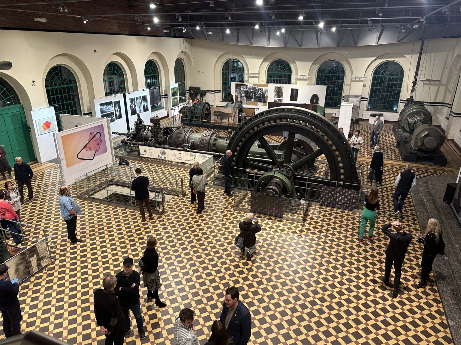 Widok wystawy w industrialnej przestrzeni