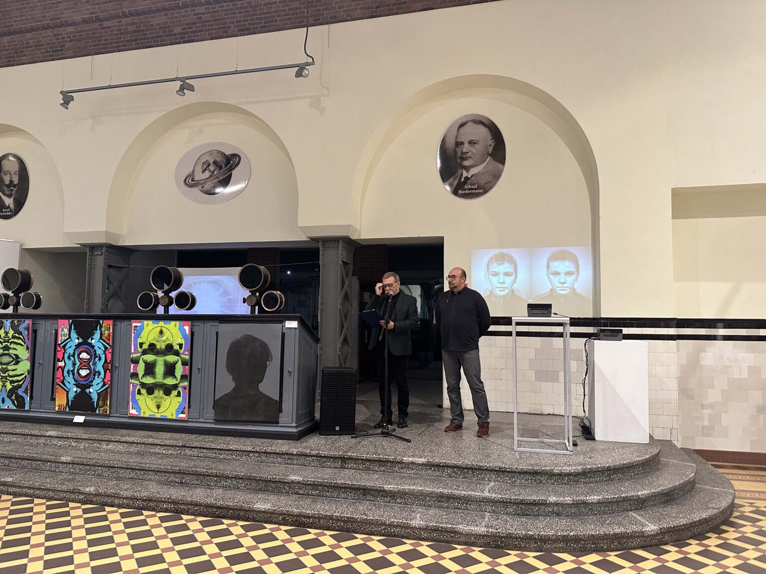 Widok wystawy w industrialnej przestrzeni