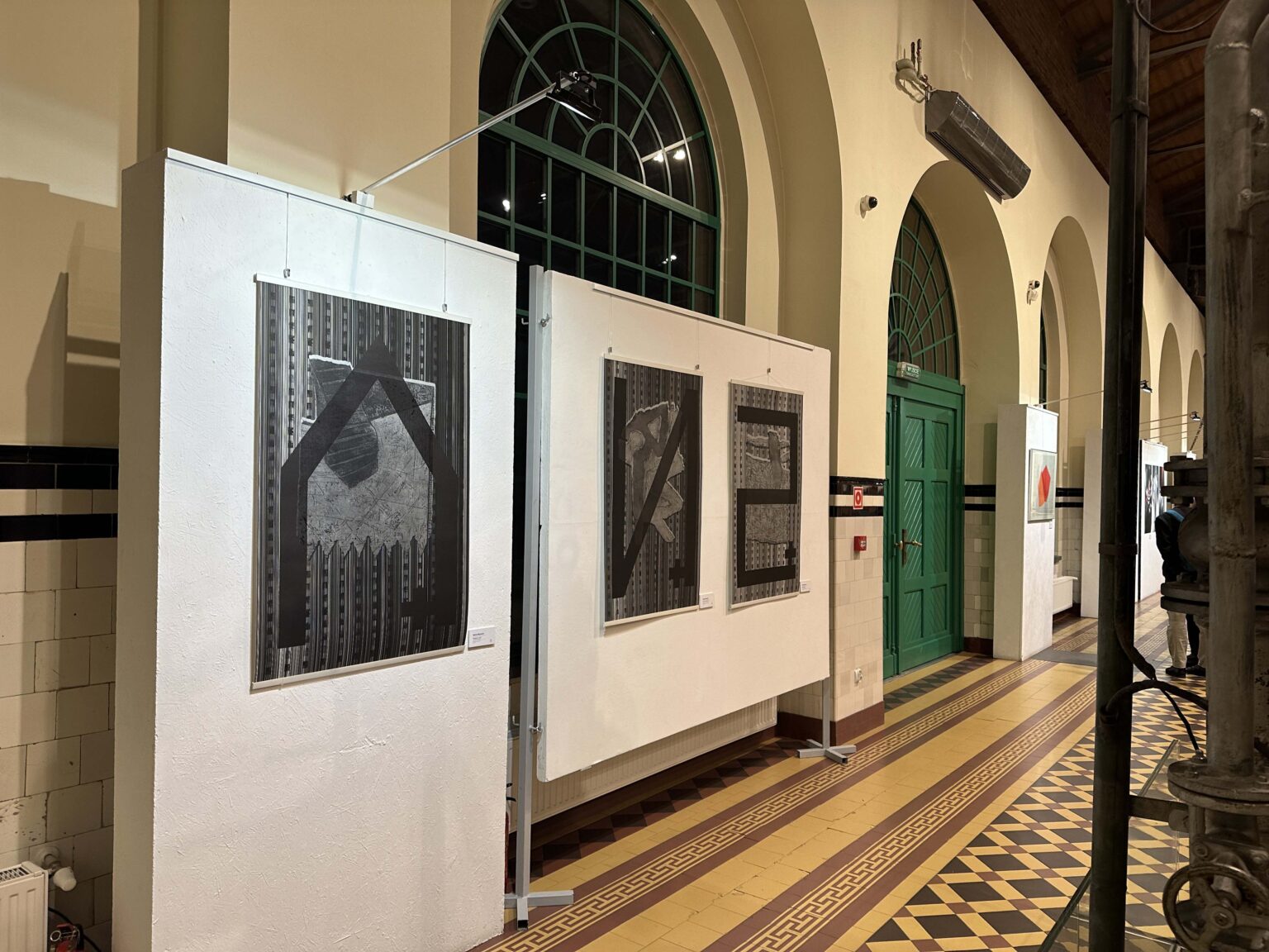 Widok wystawy w industrialnej przestrzeni