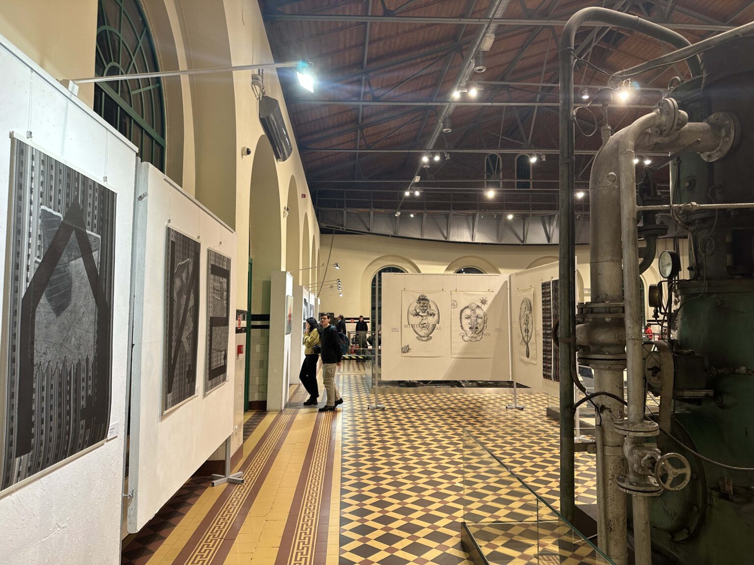 Widok wystawy w industrialnej przestrzeni