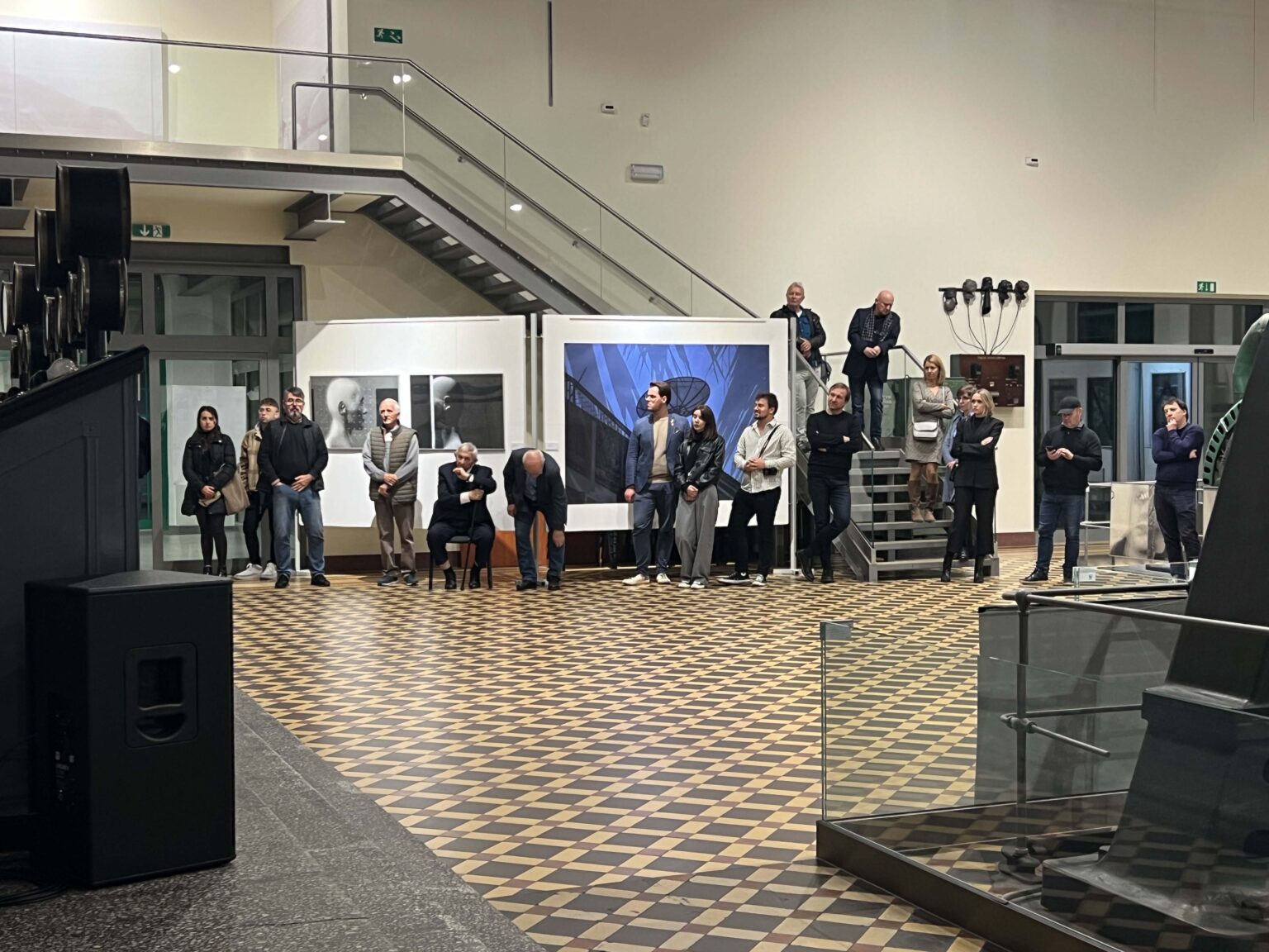 Widok wystawy w industrialnej przestrzeni