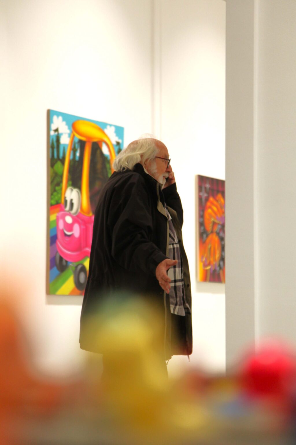 Mężczyzna na tle obrazów