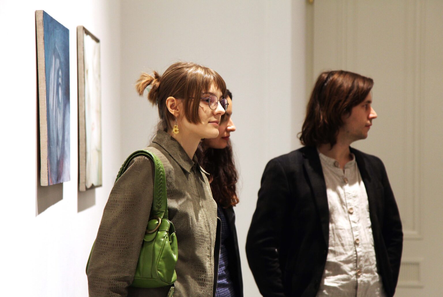 Grupa osób na wystawie