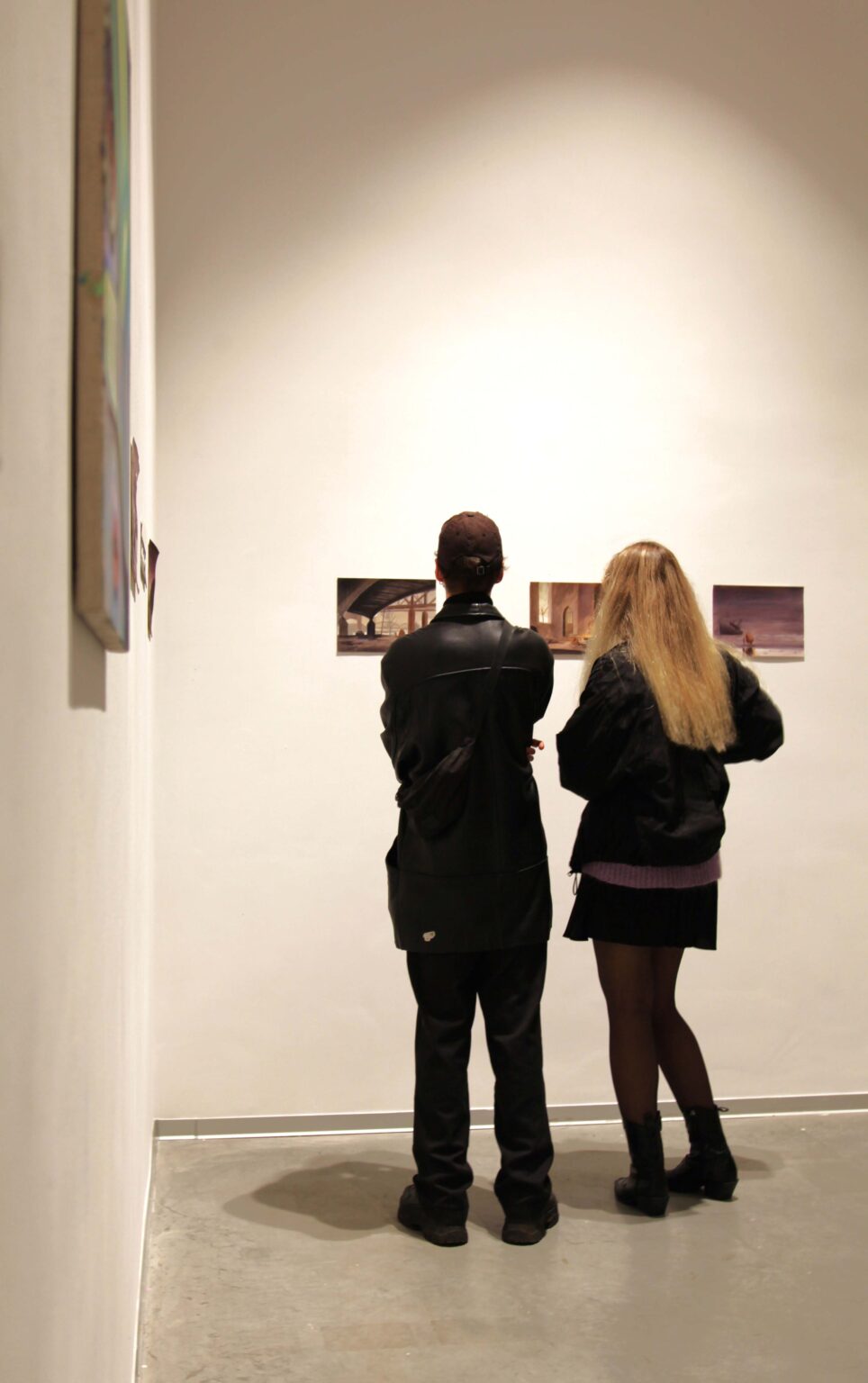 Dwie osoby oglądające wystawę