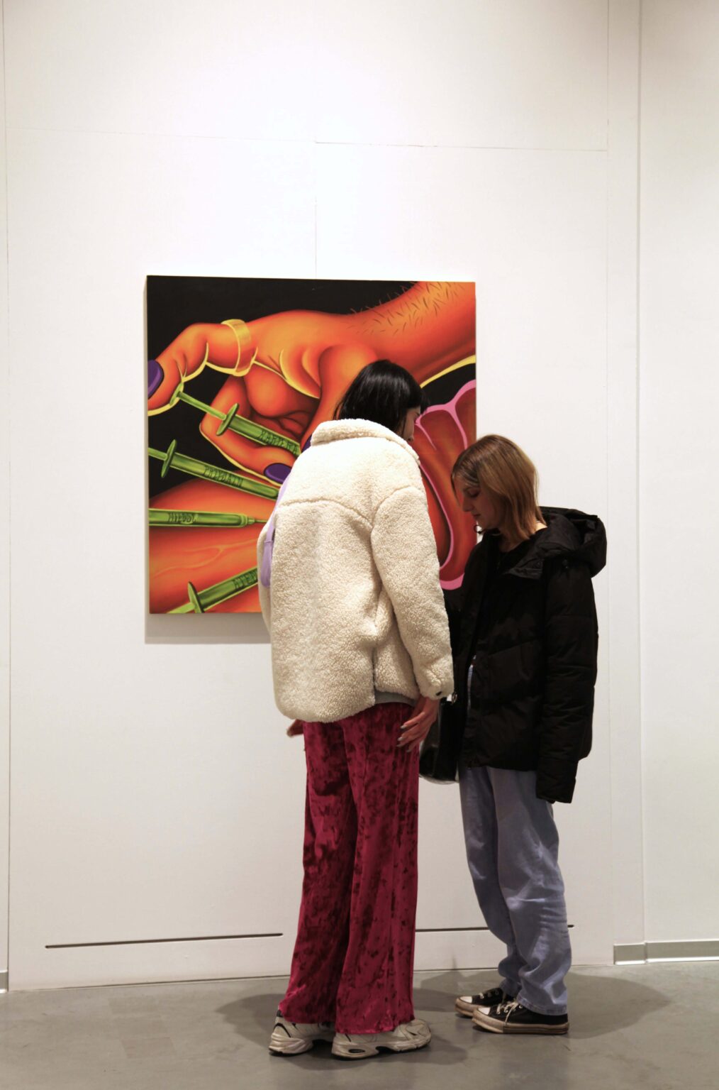 Dwie osoby oglądające obraz