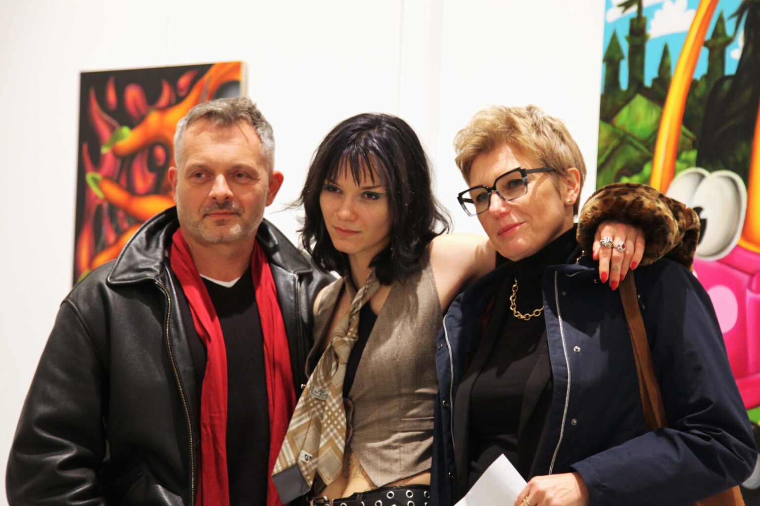 Trzy osoby na tle wystawy