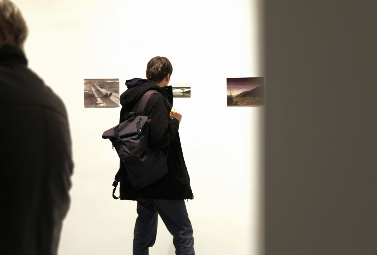 Zwiedzający wystawę