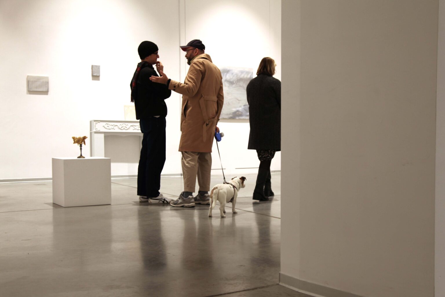 Trzy osoby i pies na wystawie
