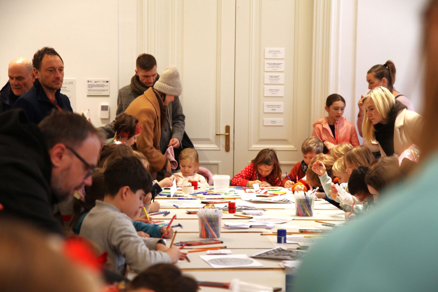 Grupa dzieci i dorosłych podczas warsztatów