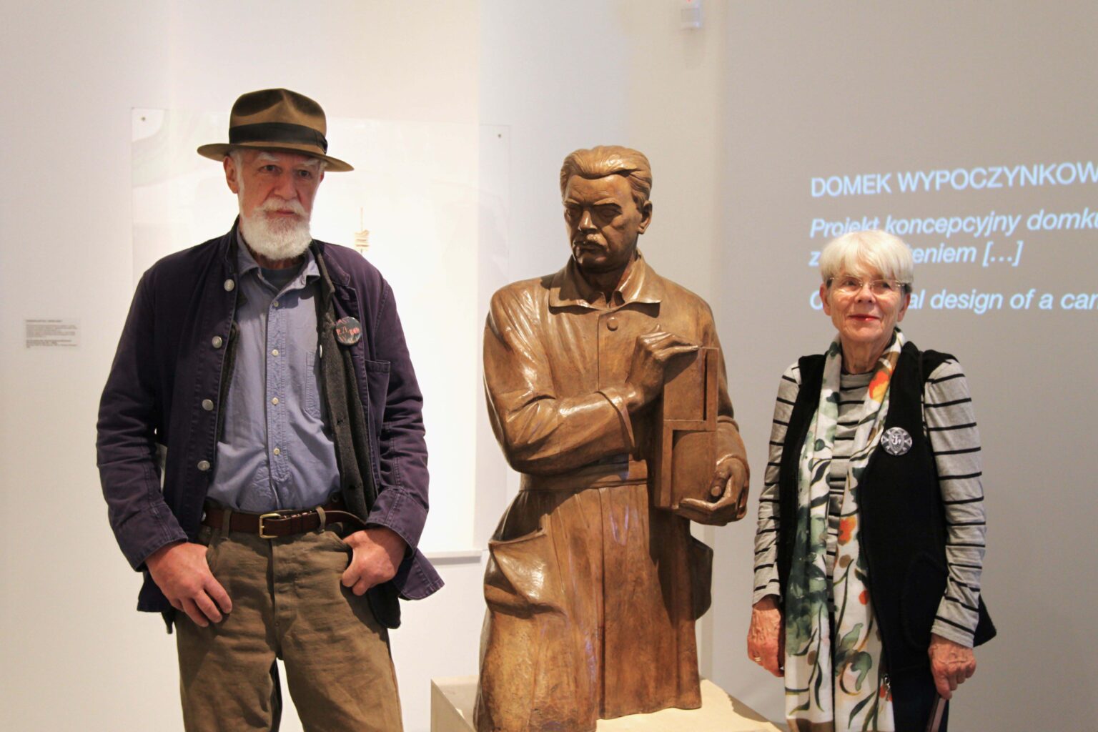 Dwie osoby i rzeźba