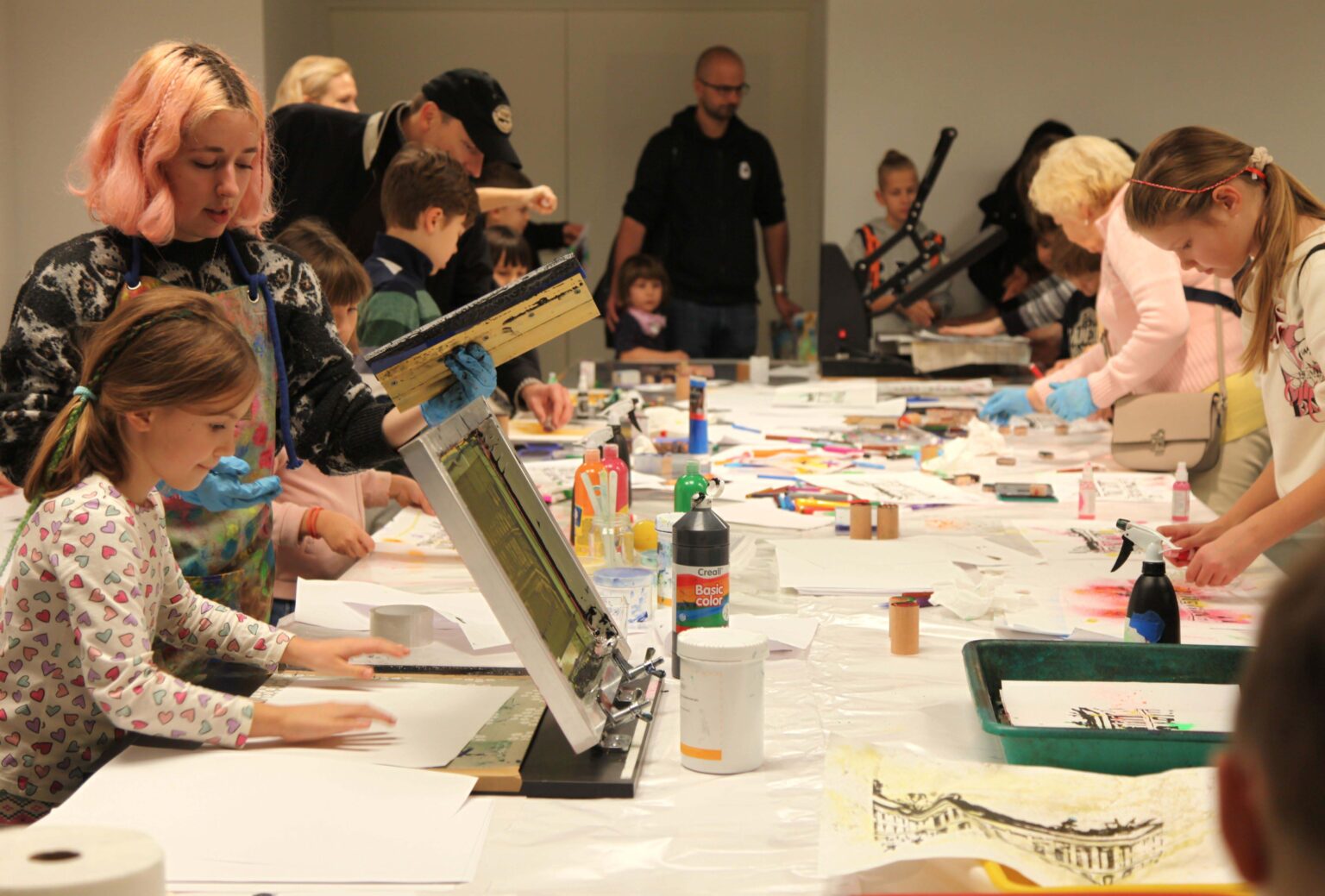 Grupa dzieci i dorosłych podczas warsztatów