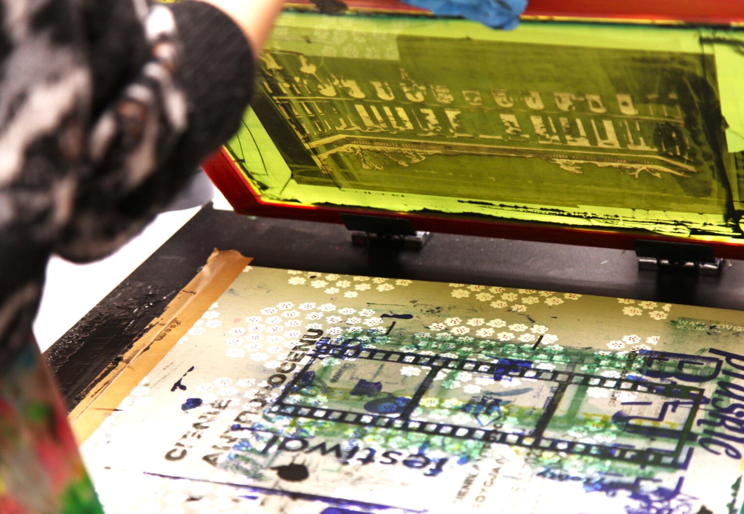 Grupa dzieci i dorosłych podczas warsztatów