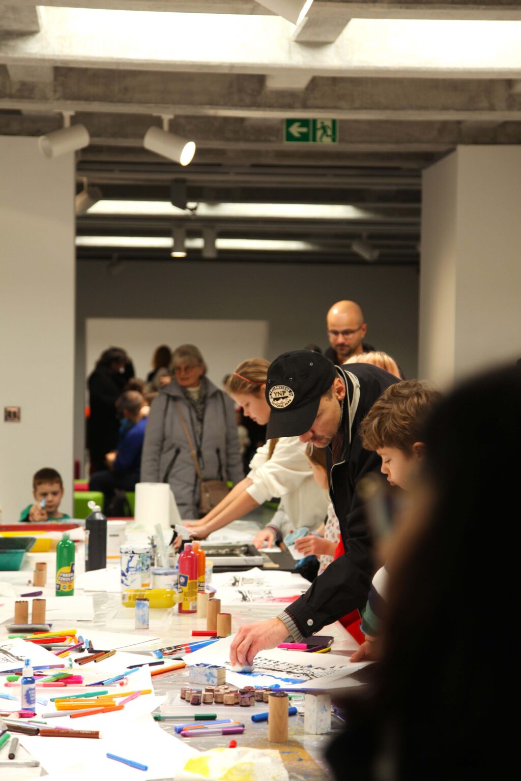 Grupa dzieci i dorosłych podczas warsztatów