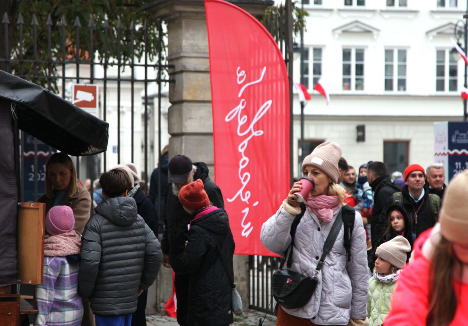 Grupa osób przy wejściu na dziedziniec