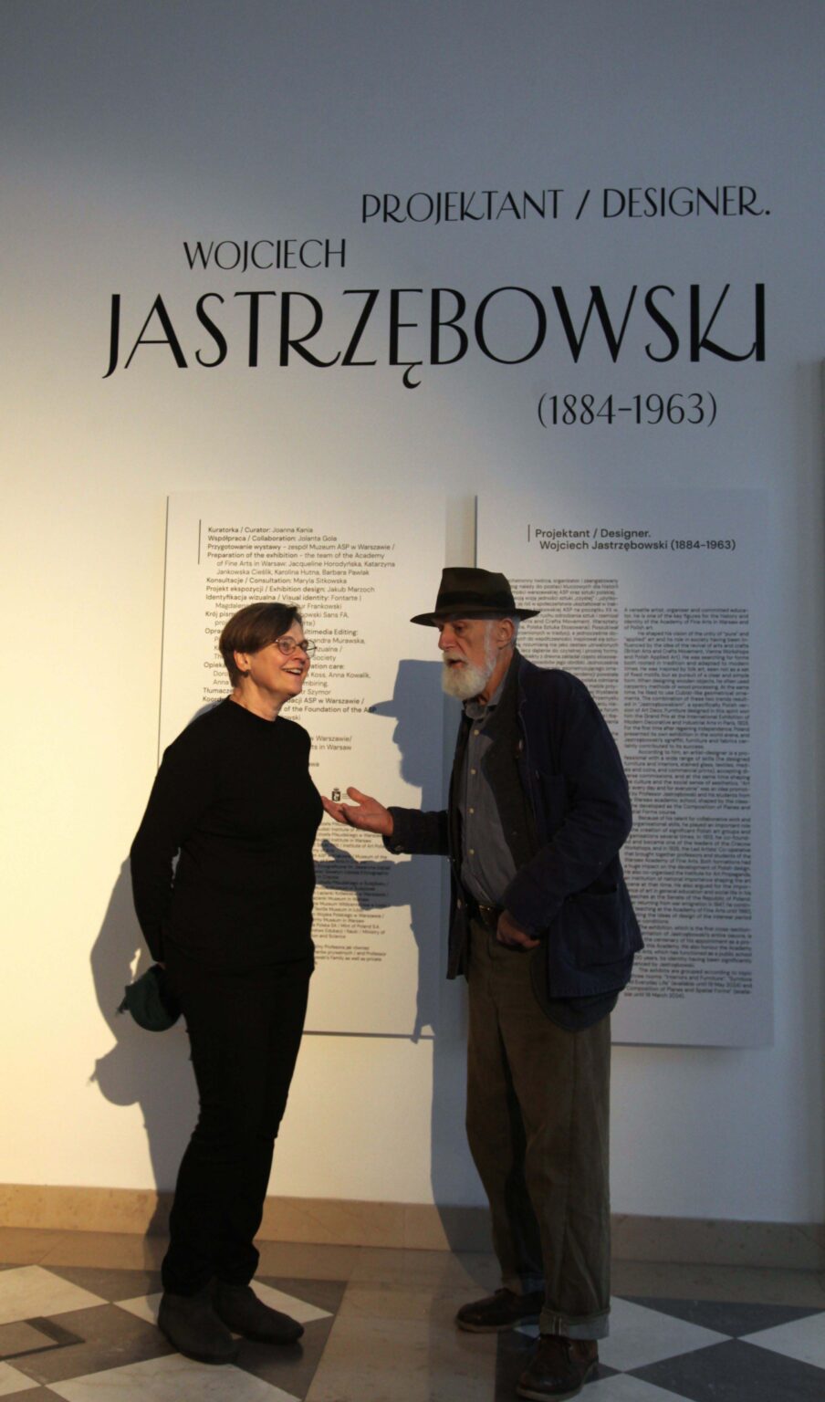 Dwie osoby na tle nazwy wystawienniczej