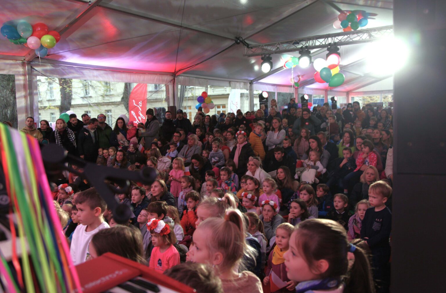 Duża grupa dzieci podczas warsztatów