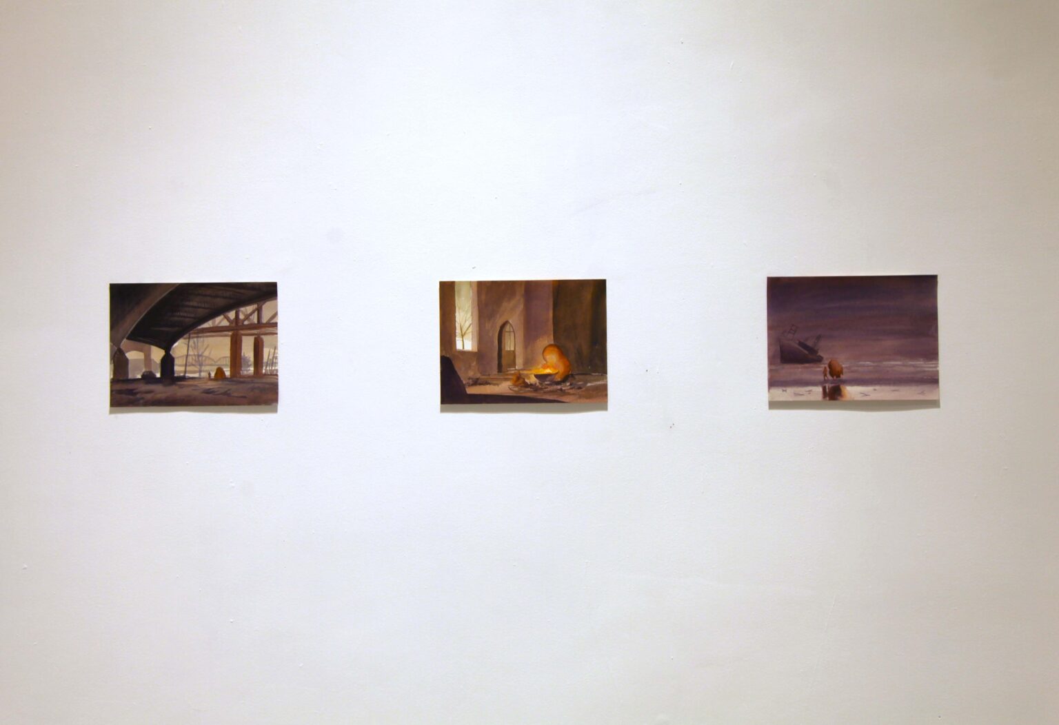 trzy obrazy na ścianie