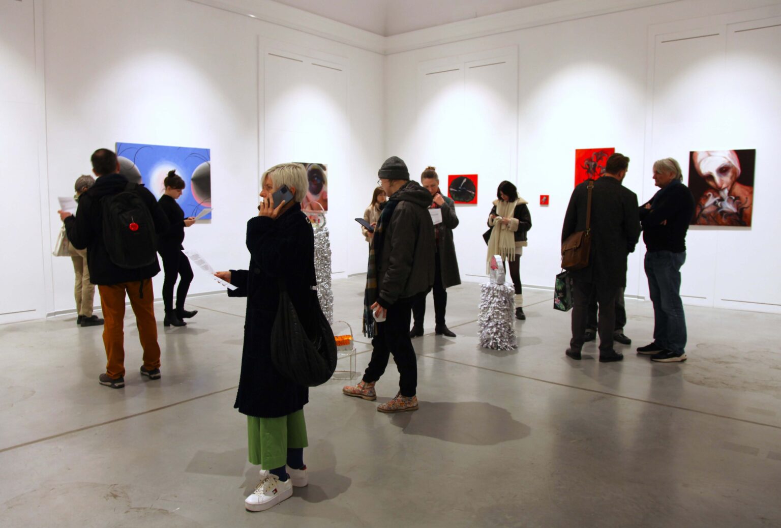 Osoby zwiedzające w galerii