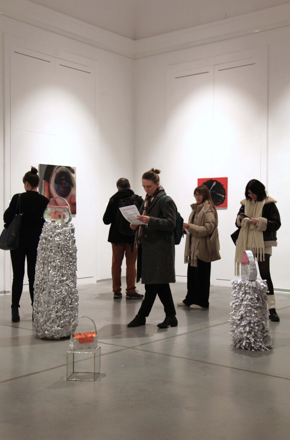 Osoby zwiedzające. Widok galerii