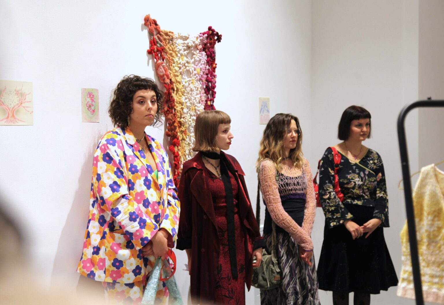 Osoby w przestrzeni galerii