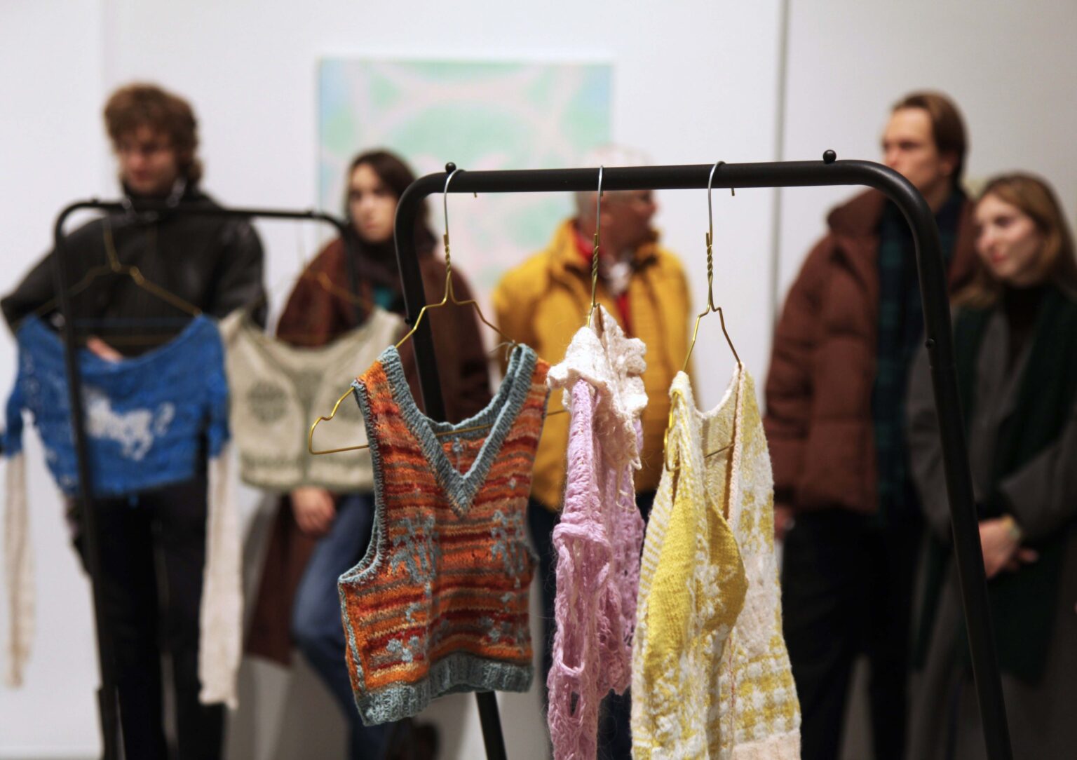 Osoby zwiedzające wystawę