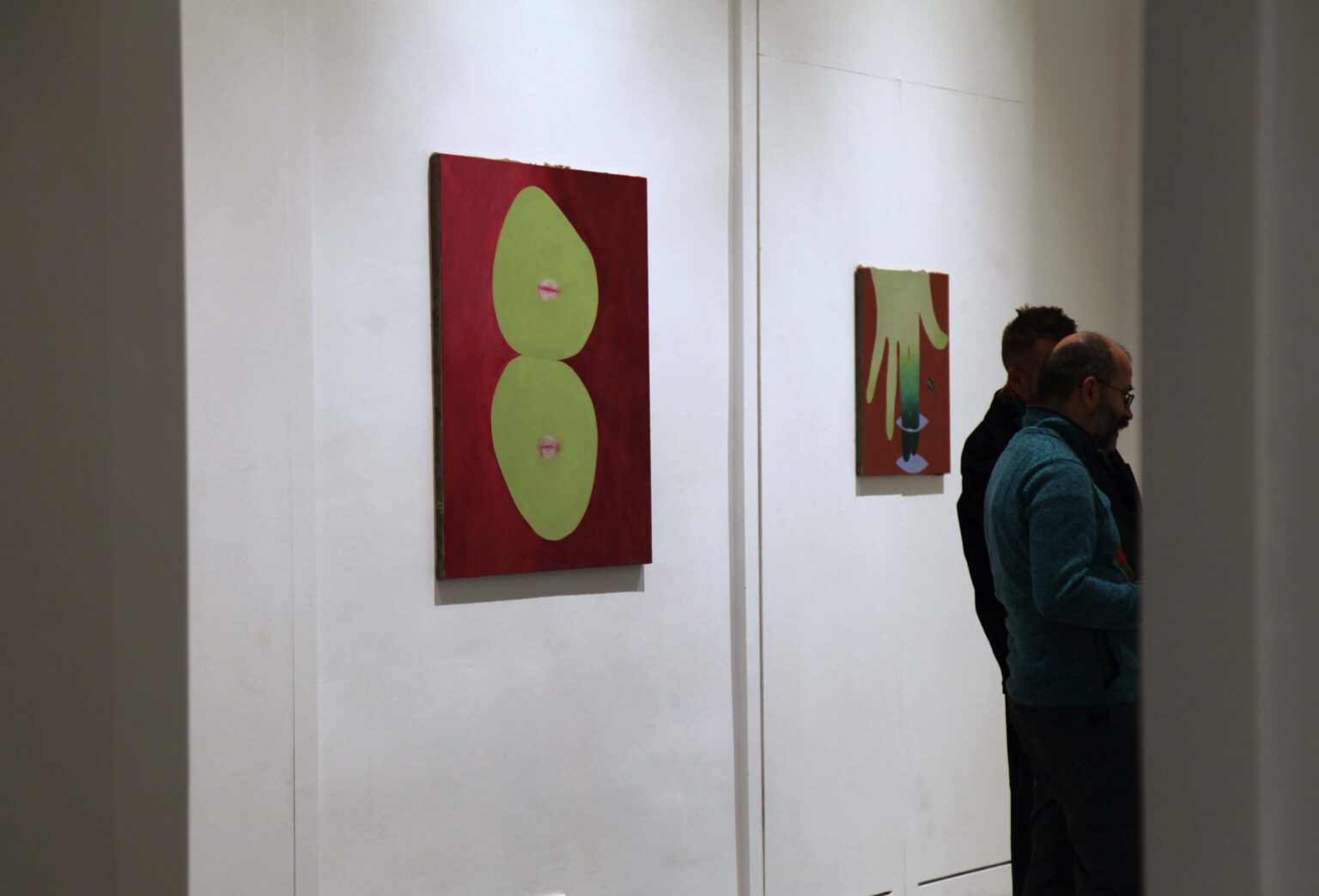 Widok wystawy. Osoby zwiedzające w tle