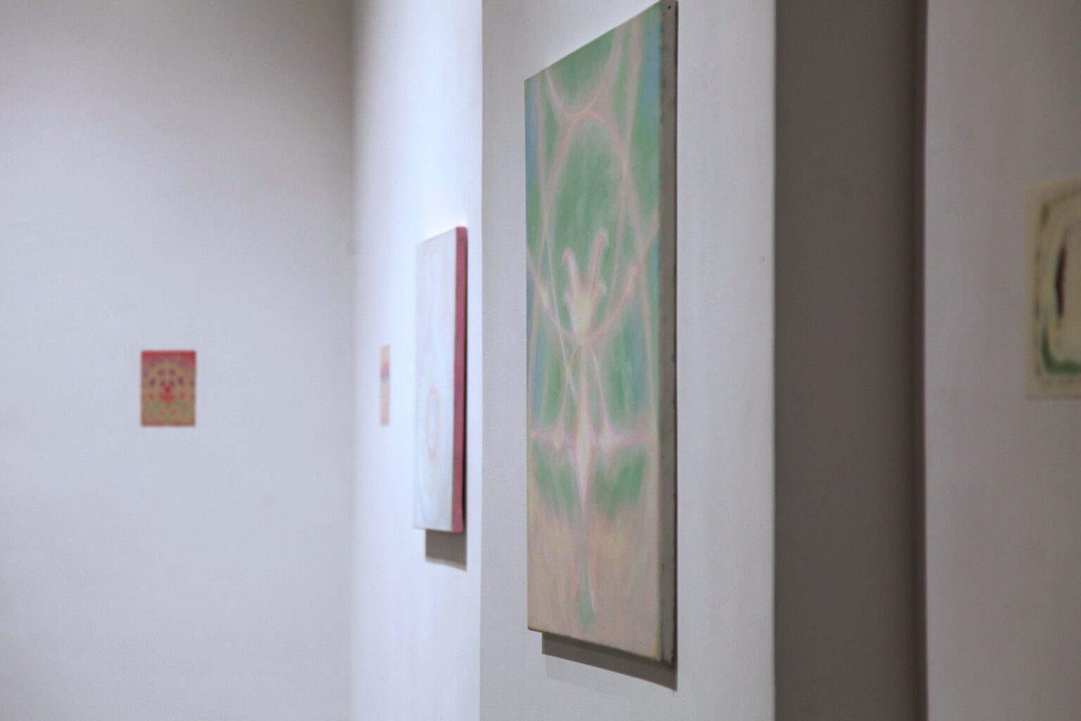 obrazy na ścianie galerii