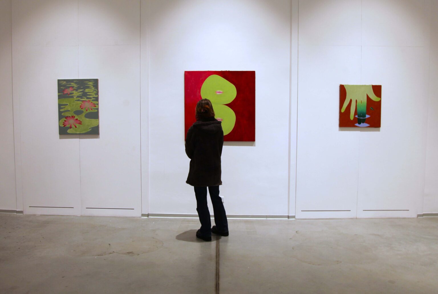 osoba zwiedzająca. Trzy obrazy na ściania