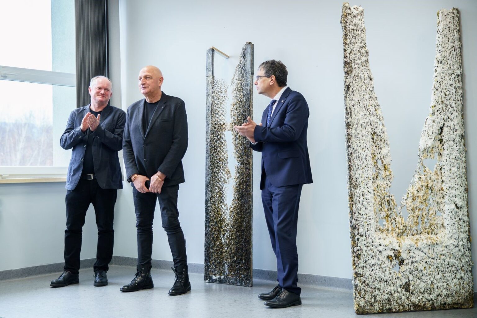 Trzy osoby. Obiekty w tle