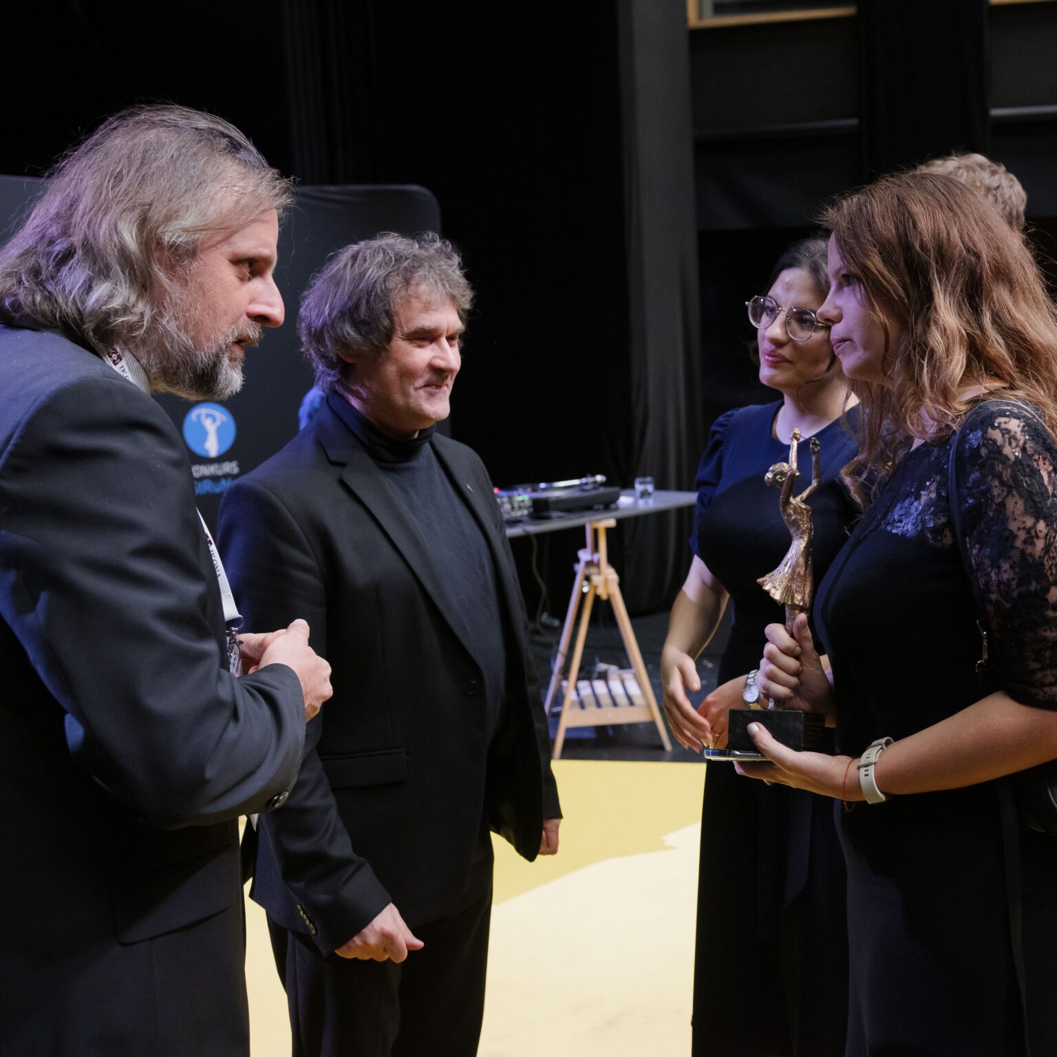 Cztery elegancko ubrane osoby rozmawiają