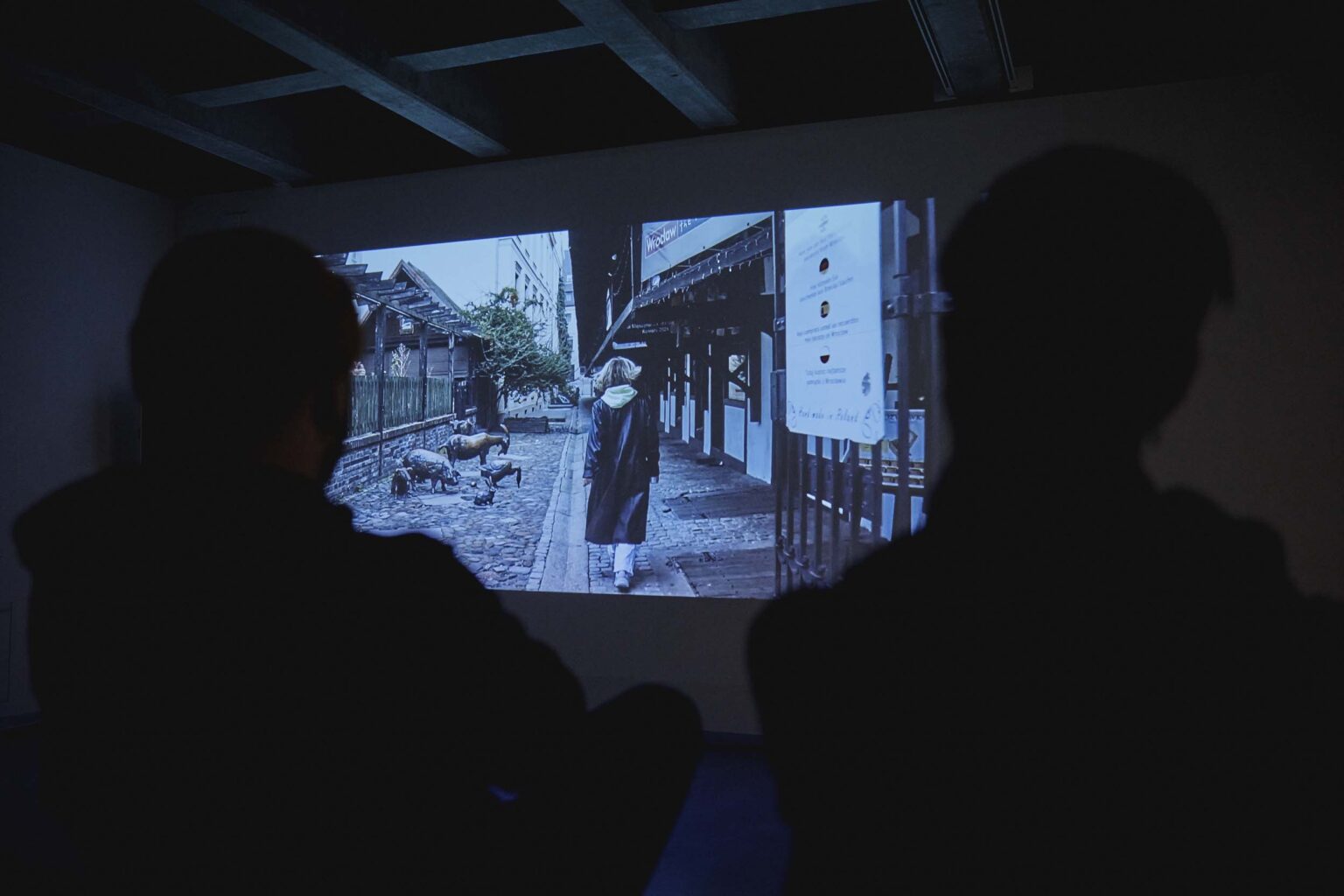 Grupa osób ogląda projekcję video