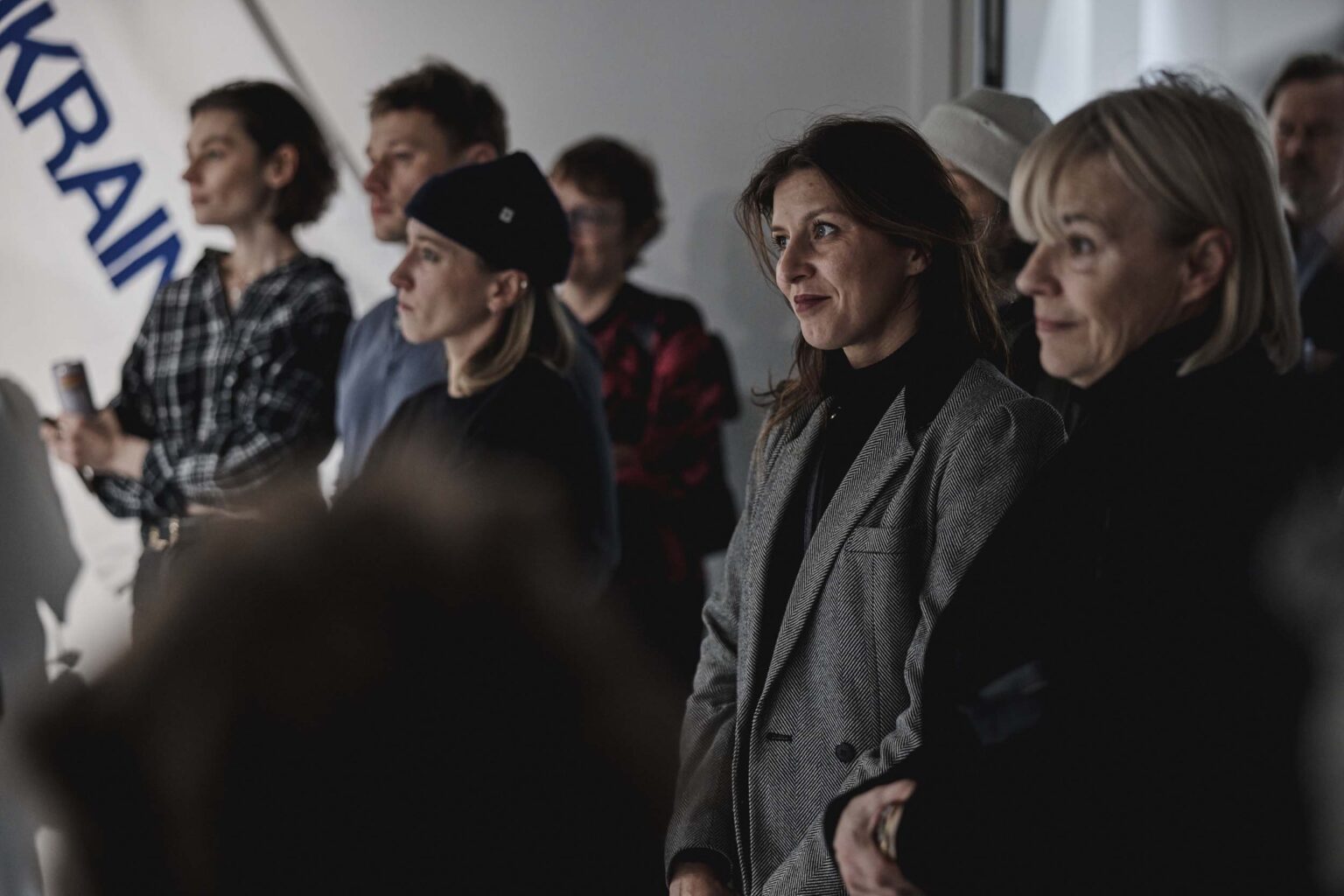 Grupa zwiedzających wystawe