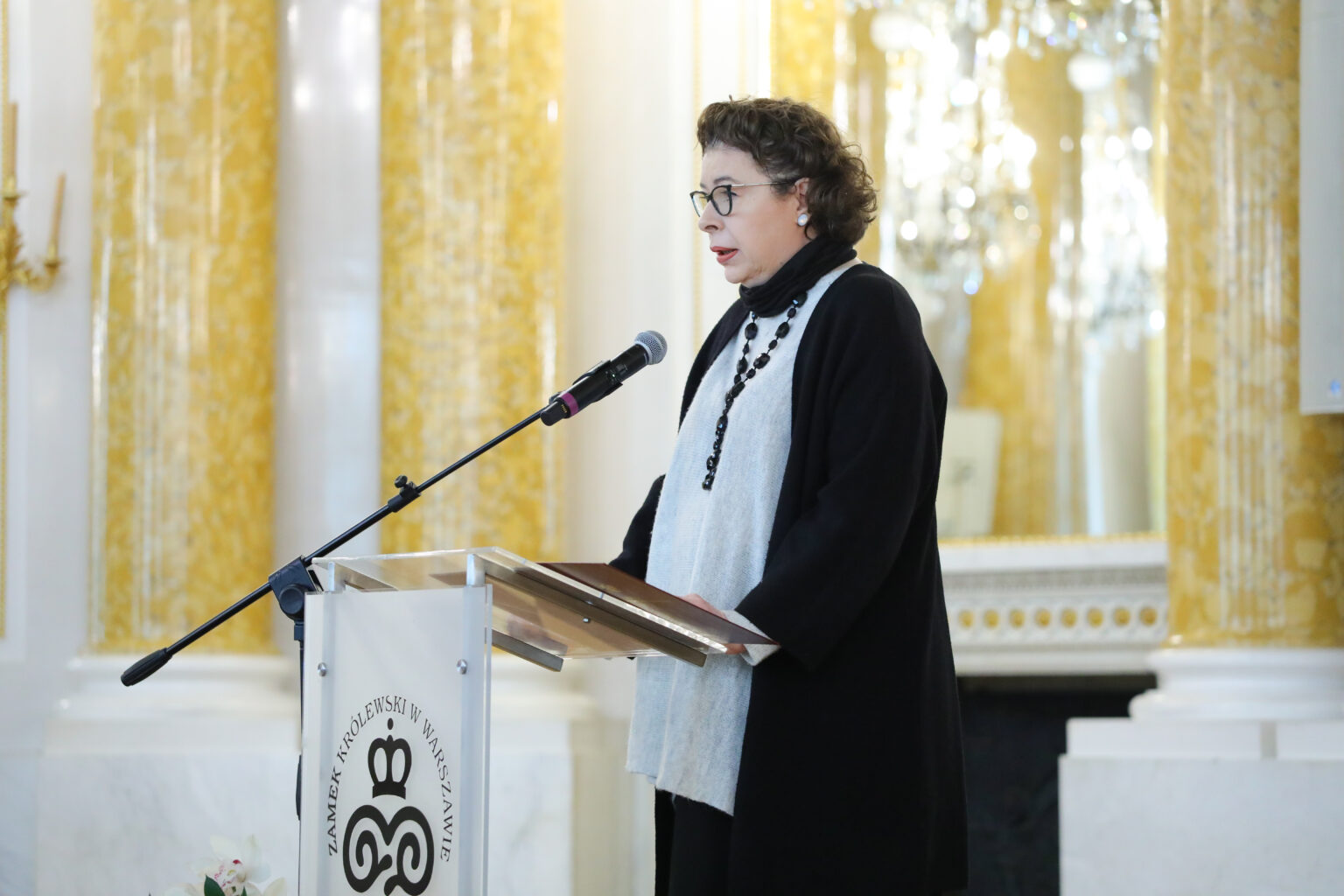 Wiceminister Wanda Zwinogrodzka stoi przy mównicy