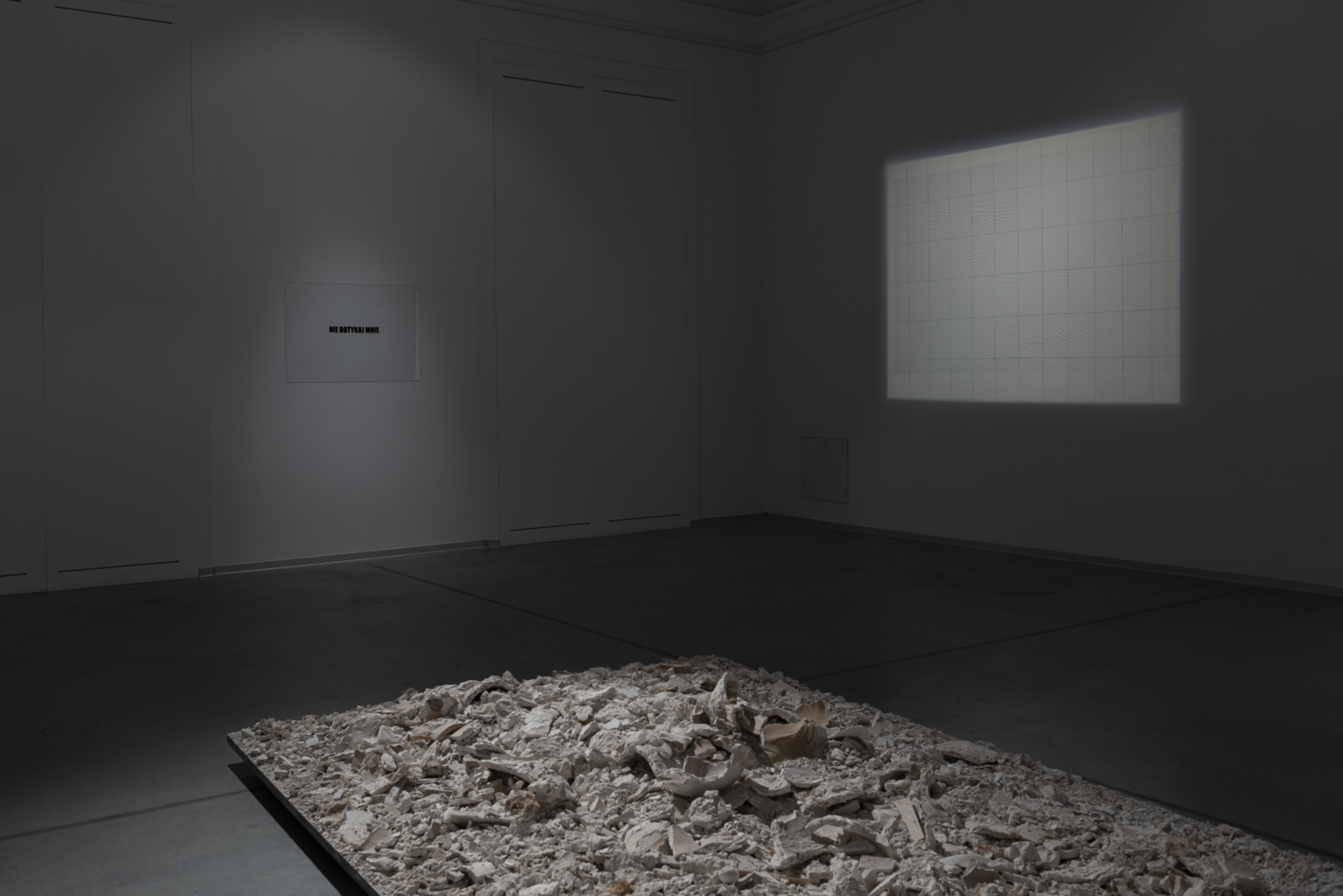 Gruz jako ekspozycja w zaciemnionym pomieszczeniu.