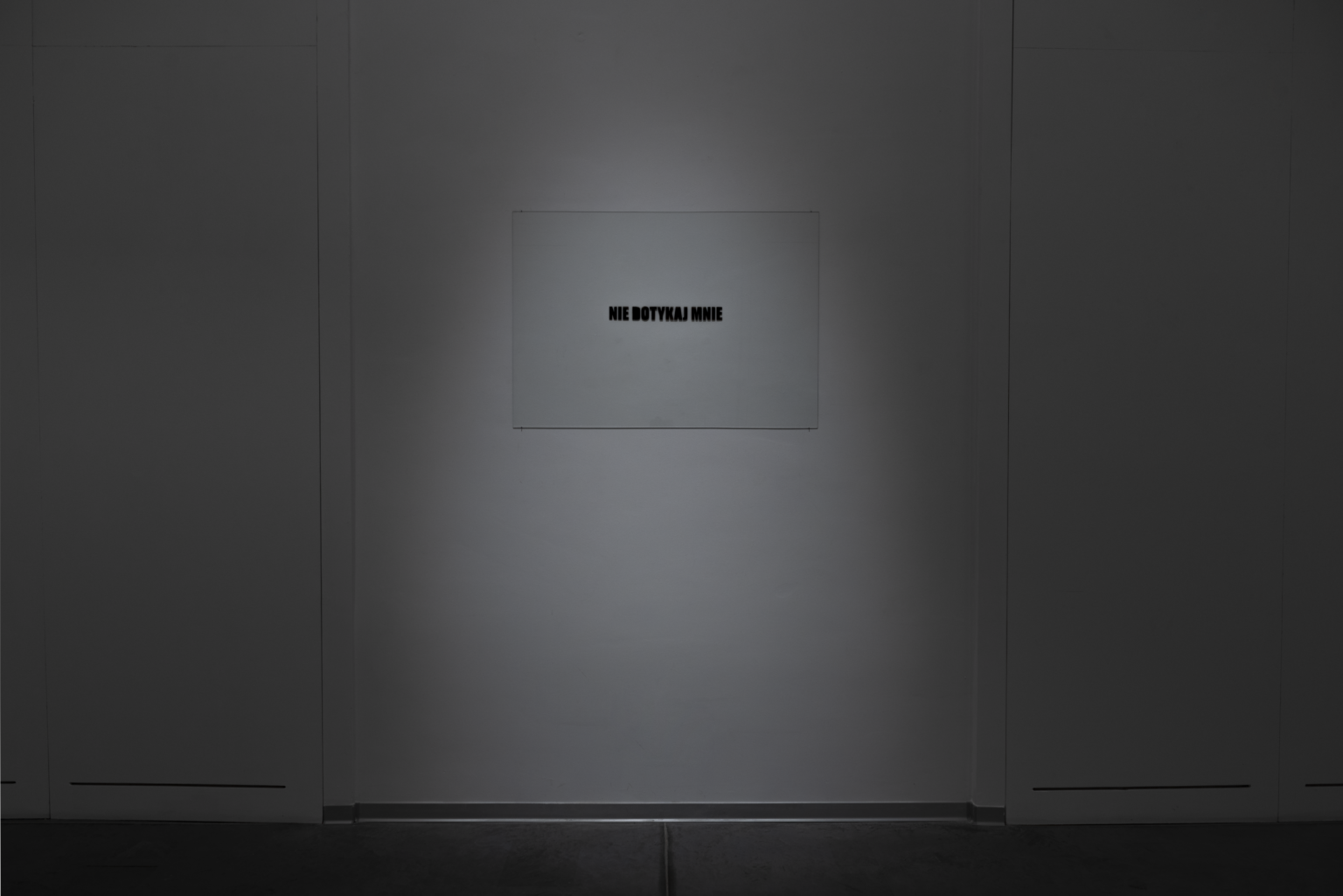 Czarny napis na dużym białym tle.