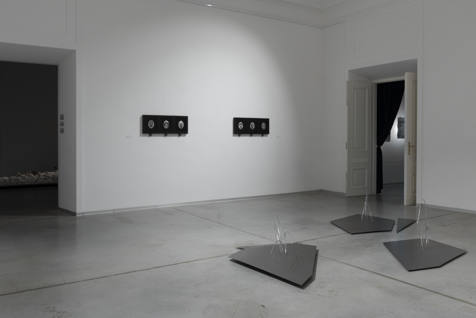 Ekspozycja na wystawie. Na ścianie obrazy.