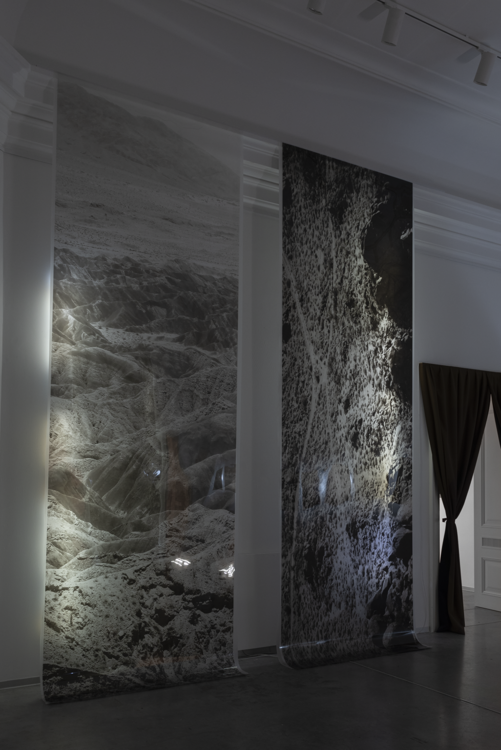 Zbliżenie na prace artystów. Płótno wiszące na ścianie.