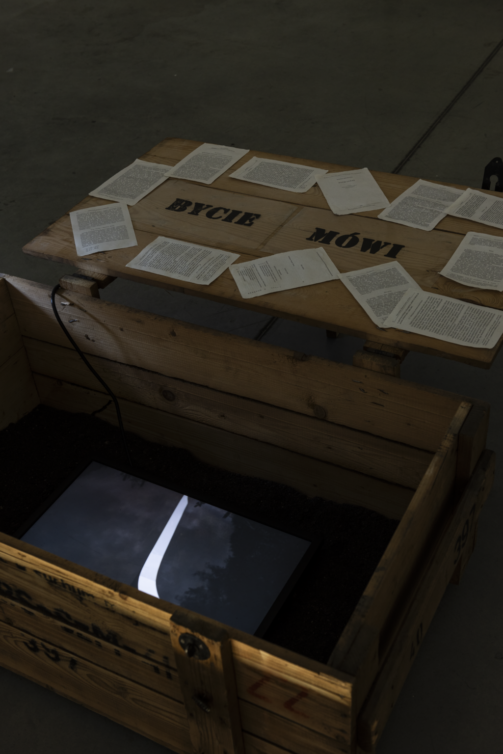 Drewniana skrzynka z czarnymi napisami.