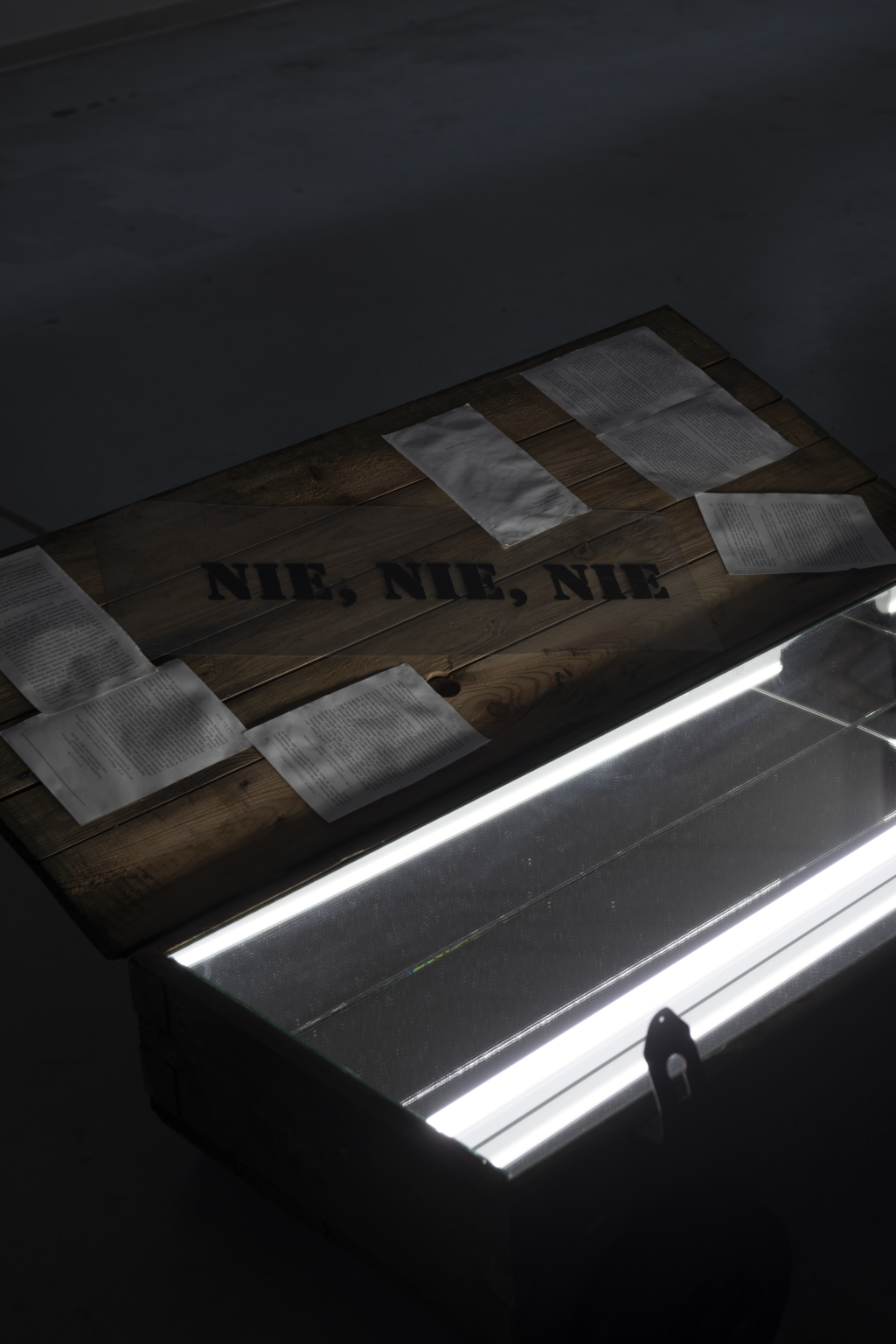 Drewniana skrzynka z czarnymi napisami.