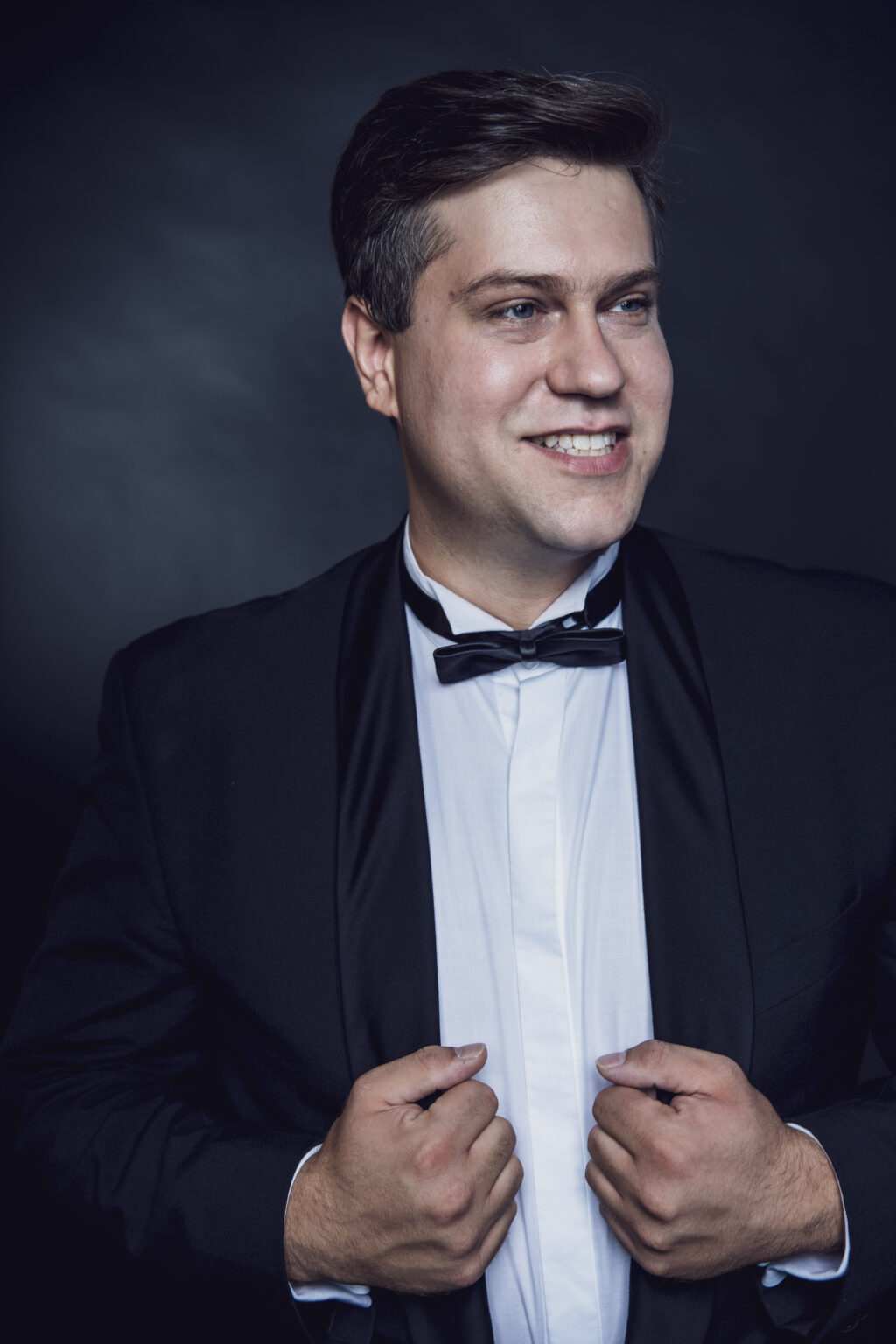 Uśmiechnięty mężczyzna elegancko ubrany.