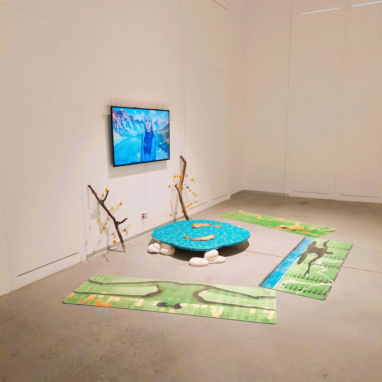 Niebiesko-zielona aranżacja na wystawie.