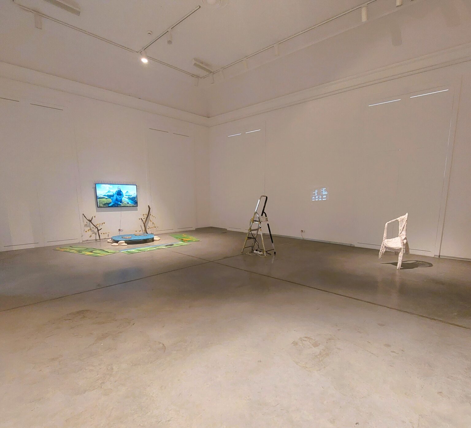 Zdjęcie ekspozycji wystawy z oddali.