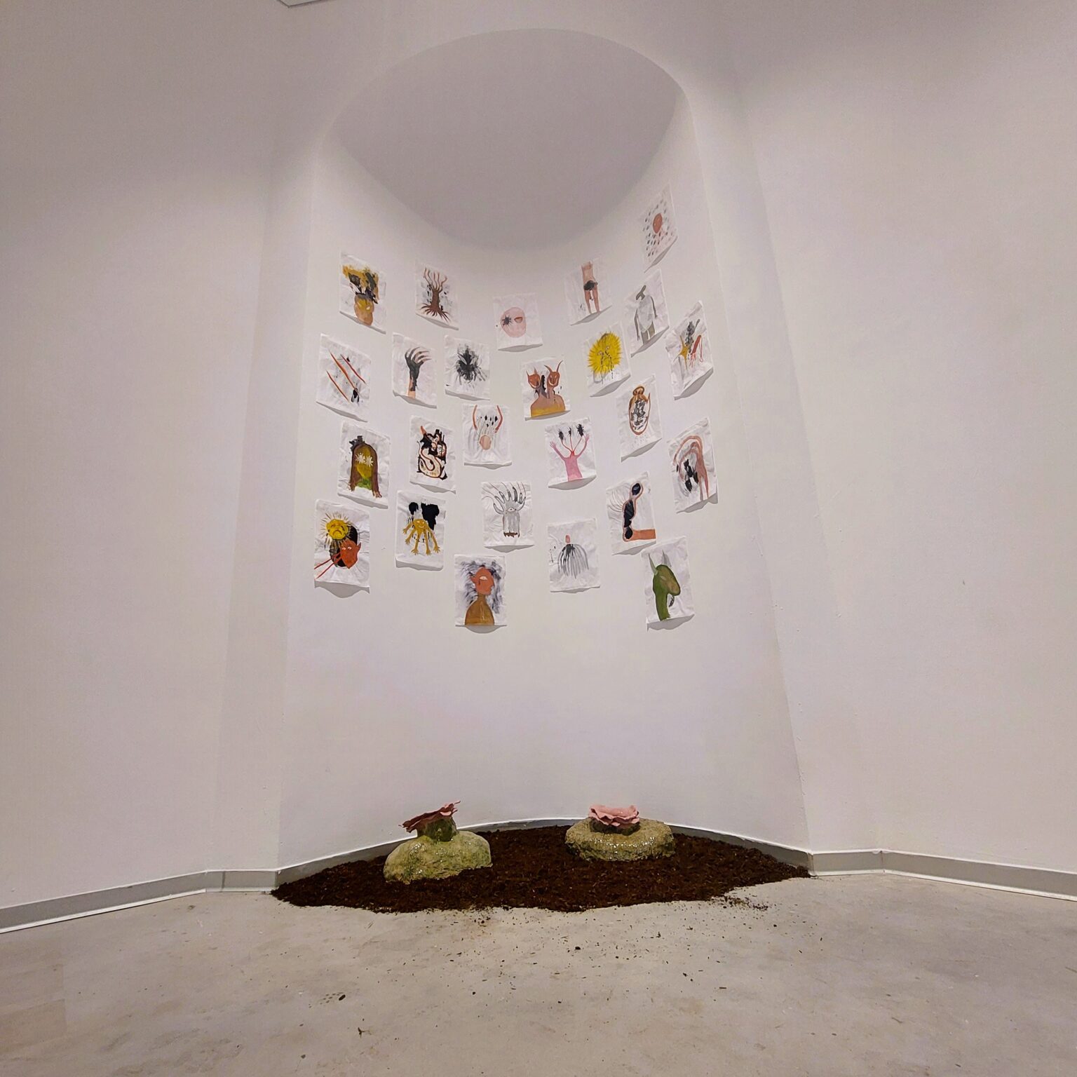 Ekspozycja na wystawie zrobiona z ziemi.