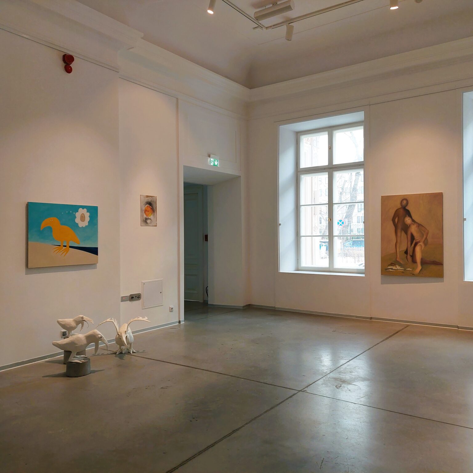 Obrazy na białych ścianach.